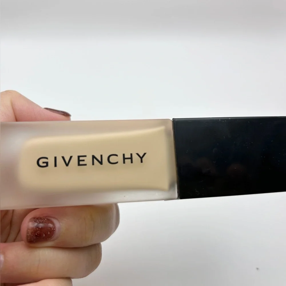 Givenchy PRISME LIBRE SKIN-CARING GLOW HYDRATING FOUNDATION in 1-W105